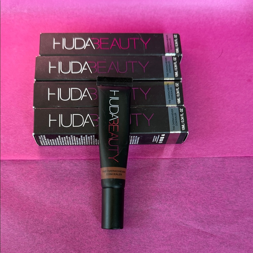 HUDA BEAUTY Overachiever Concealer - Deep Brown